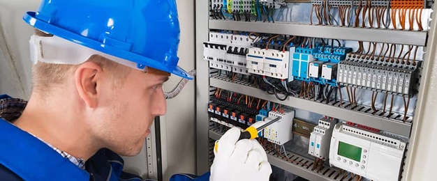 Elektroniker für Energie- und Gebäudetechnik (m/w/d) bei Christ Gebäudetechnik GmbH & Co. KG in Kirtorf