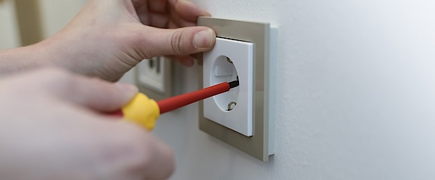 Elektro­installation bei Christ Gebäudetechnik GmbH & Co. KG in Kirtorf