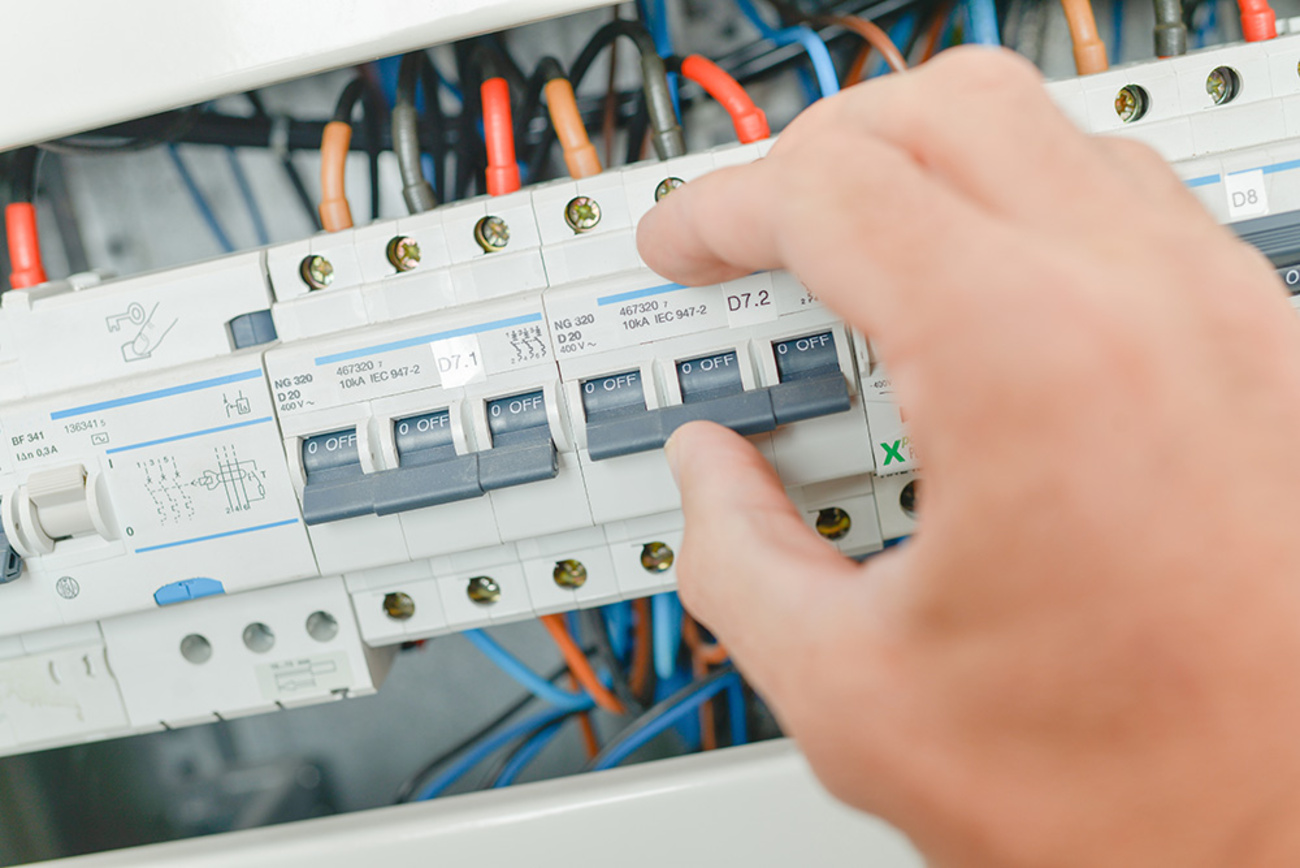 Elektro­installation bei Christ Gebäudetechnik GmbH & Co. KG in Kirtorf
